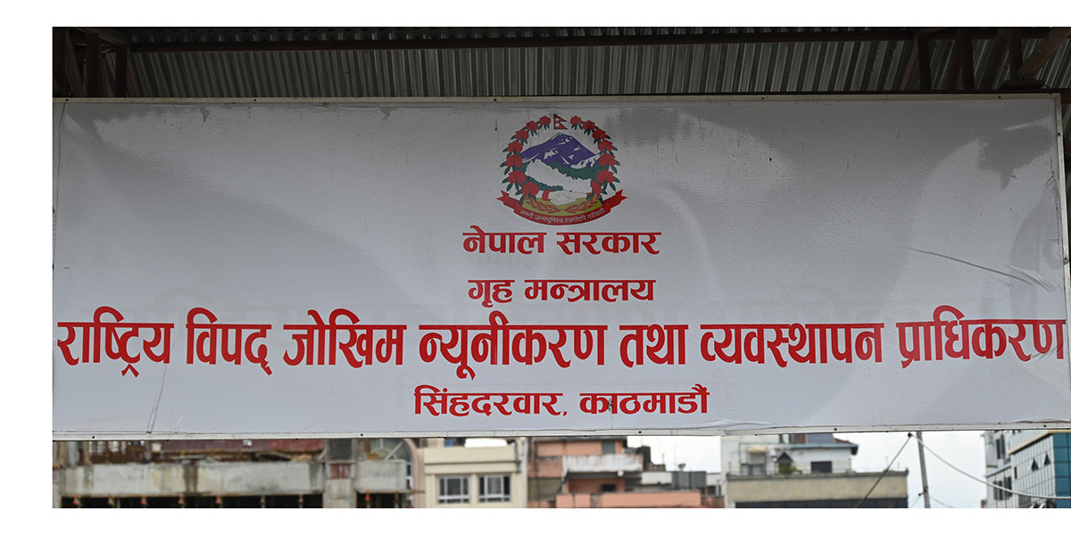 बाटोमा रोकिएका यात्रु सुरक्षित स्थानमा राख्न जिल्ला प्रशासन कार्यालयलाई निर्देशन